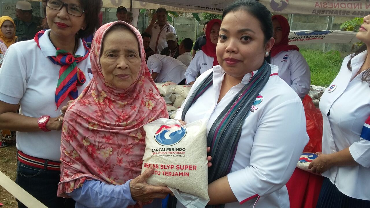 Kartini Perindo Bagikan 300 Paket Beras di Cipondoh Tangerang